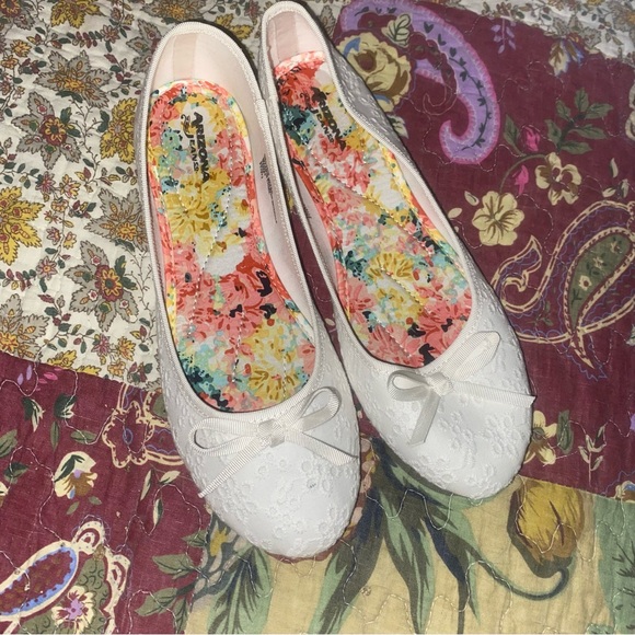 ARIZONA JEAN CO Woman’s white ballerina flats.  SIZE 8M.   NWT - Picture 2 of 8